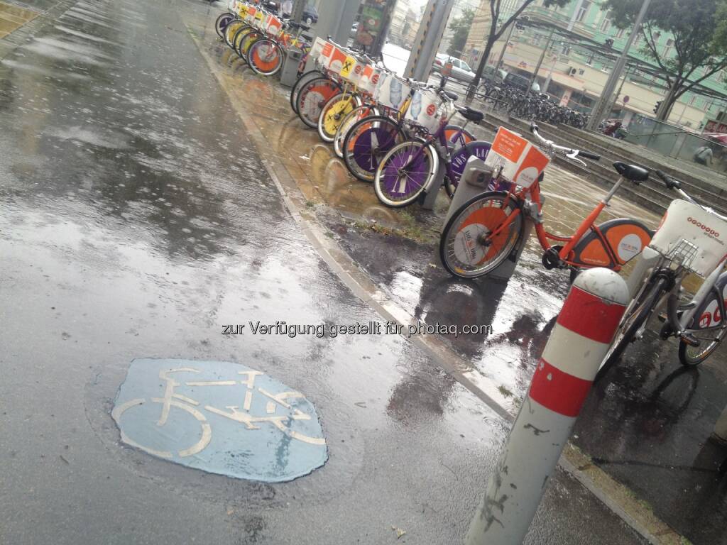 Fahrrad, Fahrräder im Regen, © diverse Handypics mit freundlicher Genehmigung von photaq.com-Freunden (14.07.2014) 