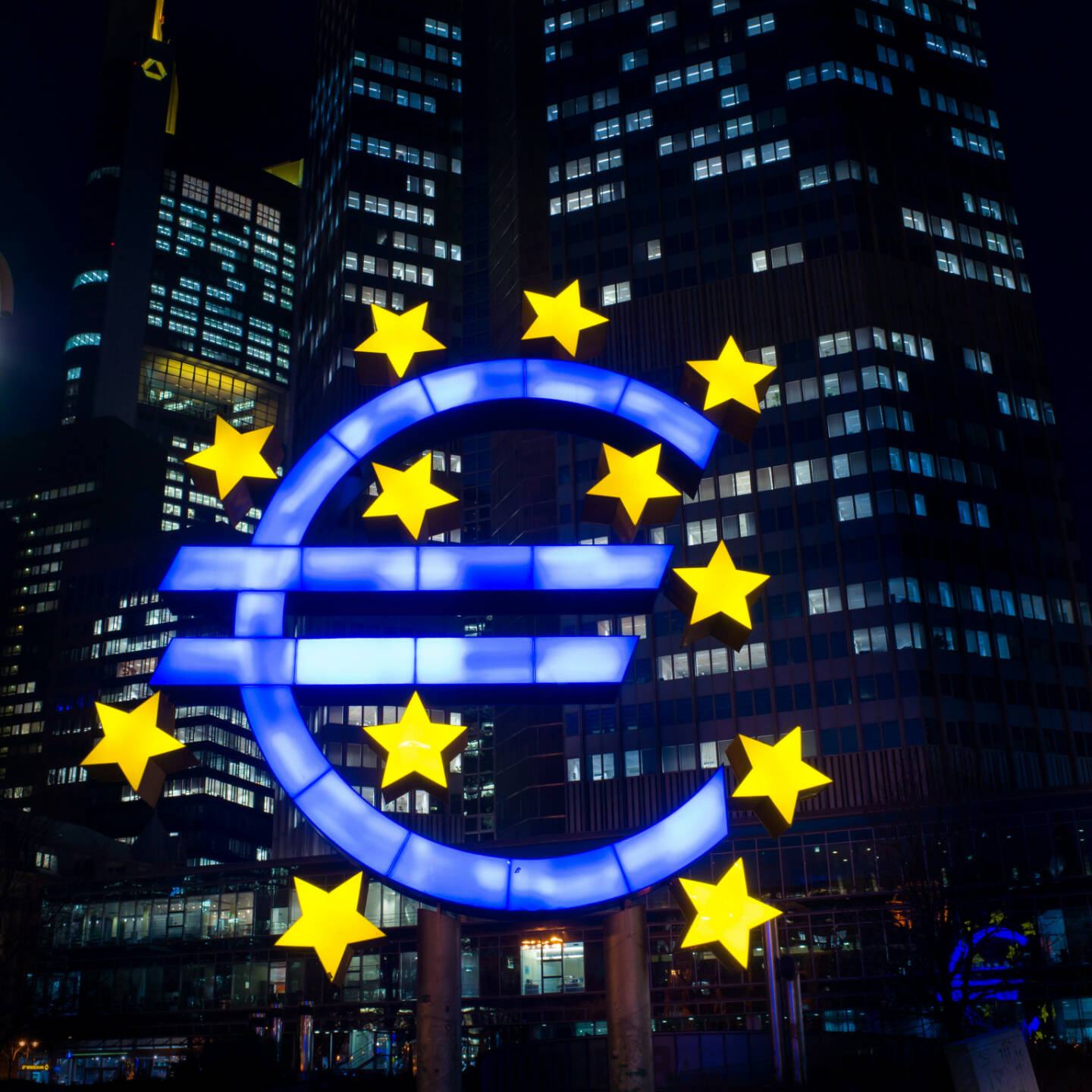 EZB, ECB, Euro, Nacht, finster <a href=http://www.shutterstock.com/gallery-66483p1.html?cr=00&pl=edit-00>ilolab</a> / <a href=http://www.shutterstock.com/?cr=00&pl=edit-00>Shutterstock.com</a>