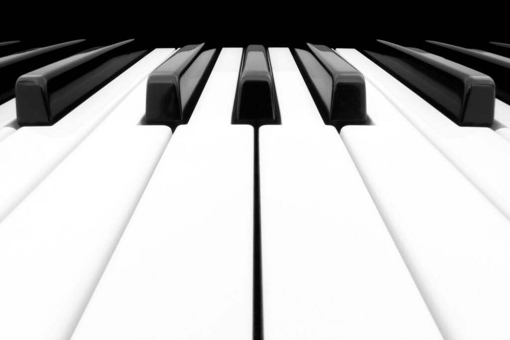 Klavier, Tastatur, Musik, Saite, http://www.shutterstock.com/de/pic-103345379/stock-photo-close-up-of-piano-keyboard-centred-on-ab-with-plenty-of-white-space.html , © www.shutterstock.com (14.07.2014) 