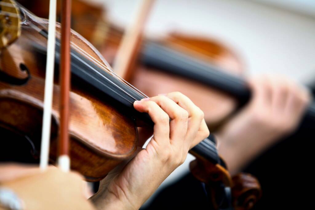 Geige, Geigenspieler, spielen, Bogen, Saite, Violine, http://www.shutterstock.com/de/pic-141732784/stock-photo-detail-of-violin-being-played-by-a-musician.html , © www.shutterstock.com (14.07.2014) 