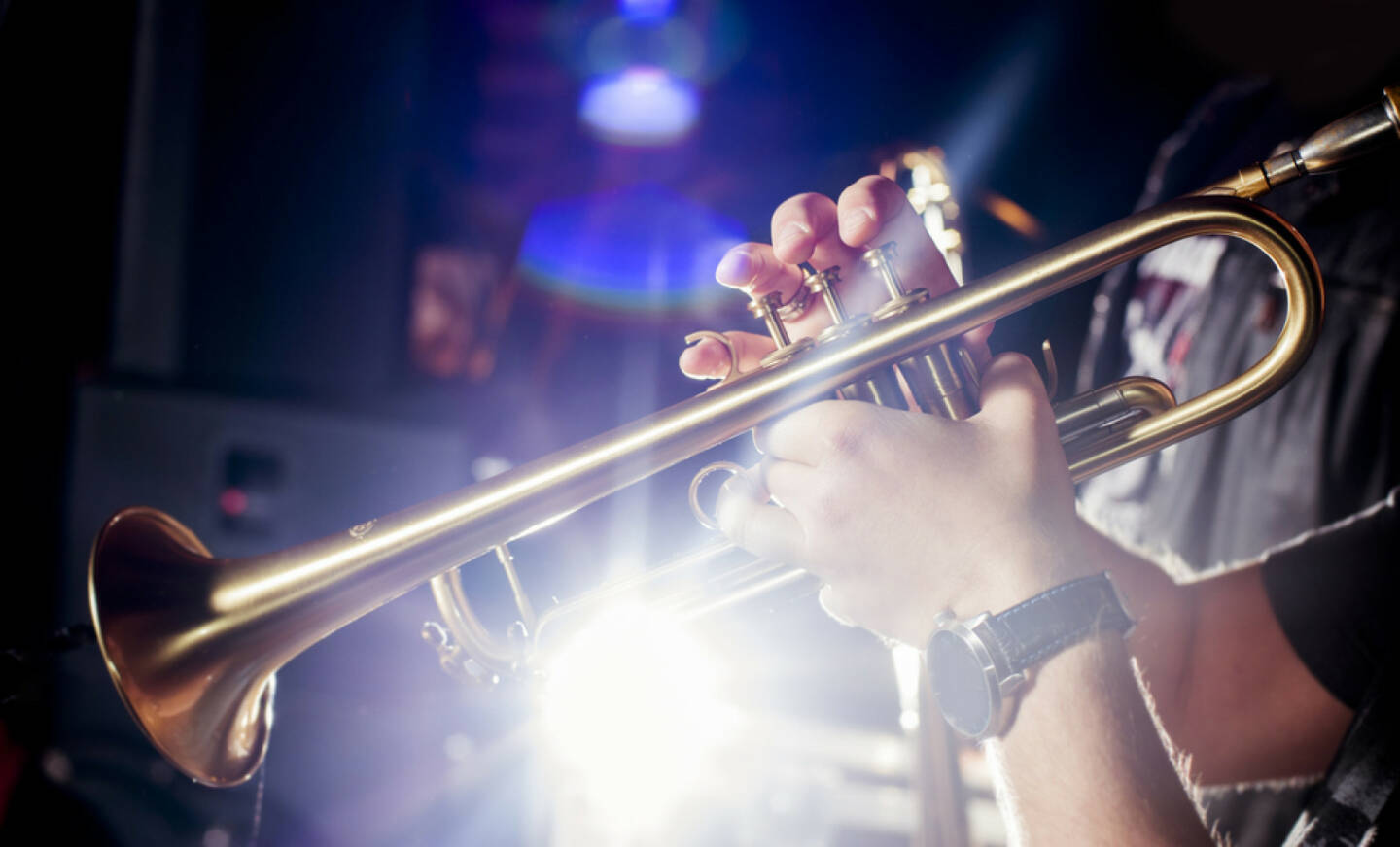 Trompete, blasen, Blech, Musik, Marsch, http://www.shutterstock.com/de/pic-165054524/stock-photo-trumpeter-in-a-nightclub.html 