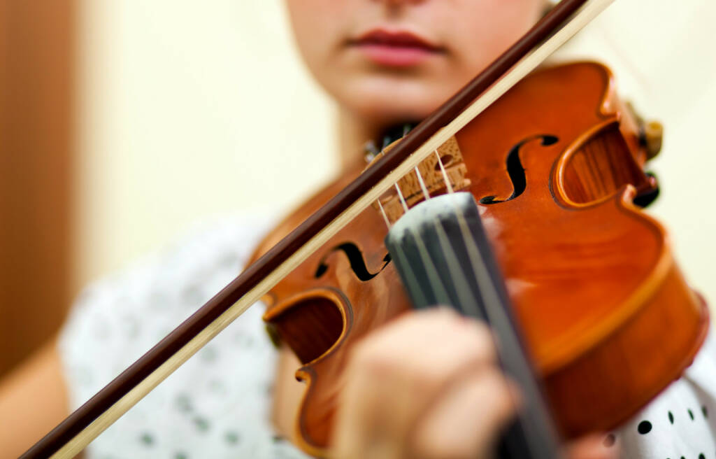 Geige, Geigenspieler, spielen, Bogen, Saite, Violine, http://www.shutterstock.com/de/pic-165366977/stock-photo-young-female-violinist-portrait.html, © www.shutterstock.com (14.07.2014) 