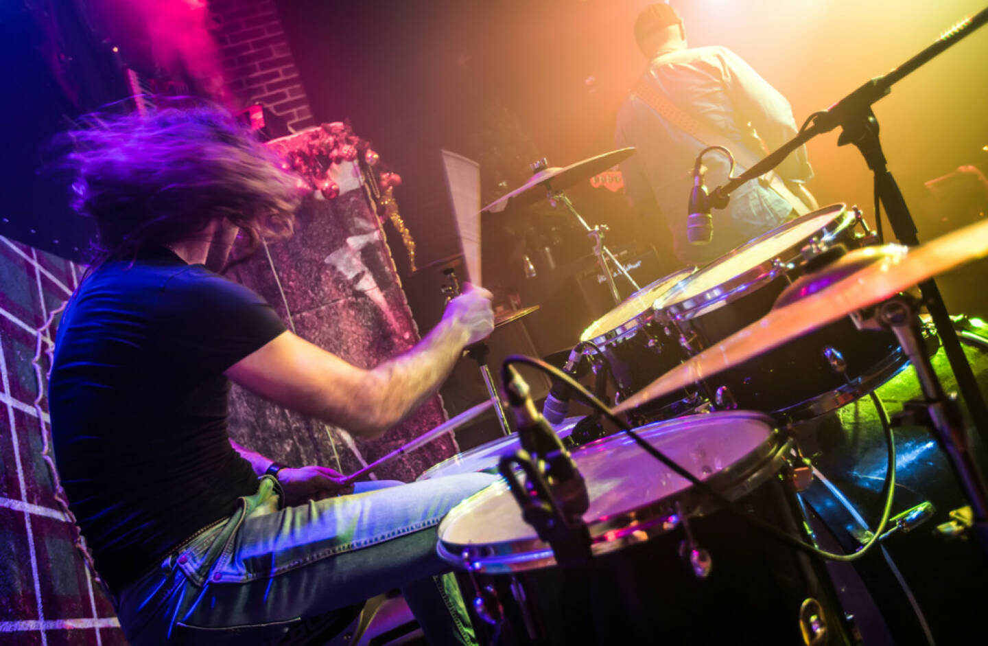 Schlagzeug, Drummer, schlagen, beat, http://www.shutterstock.com/de/pic-175919435/stock-photo-drummer-blurred-motion-playing-on-drum-set-on-stage-focus-on-the-drum-and-microphone.html 