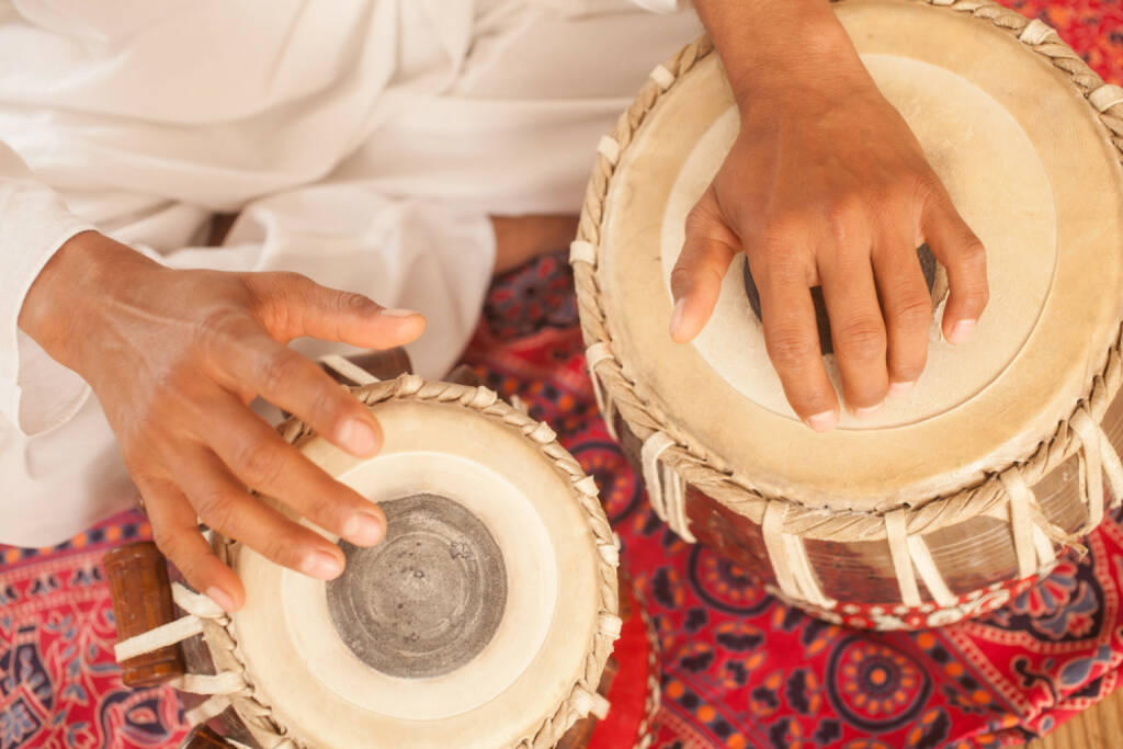 Trommel, Buschtrommel, Wirbel, laut, schlagen, http://www.shutterstock.com/de/pic-179252465/stock-photo-man-playing-on-traditional-indian-tabla-drums-close-up.html , © www.shutterstock.com (14.07.2014) 