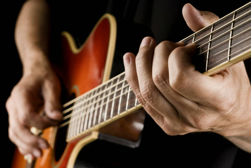 Gitarre, spielen, Musik, Saite, http://www.shutterstock.com/de/pic-200741816/stock-photo-guitarist-hands-playing-country-guitar.html , © www.shutterstock.com (14.07.2014) 
