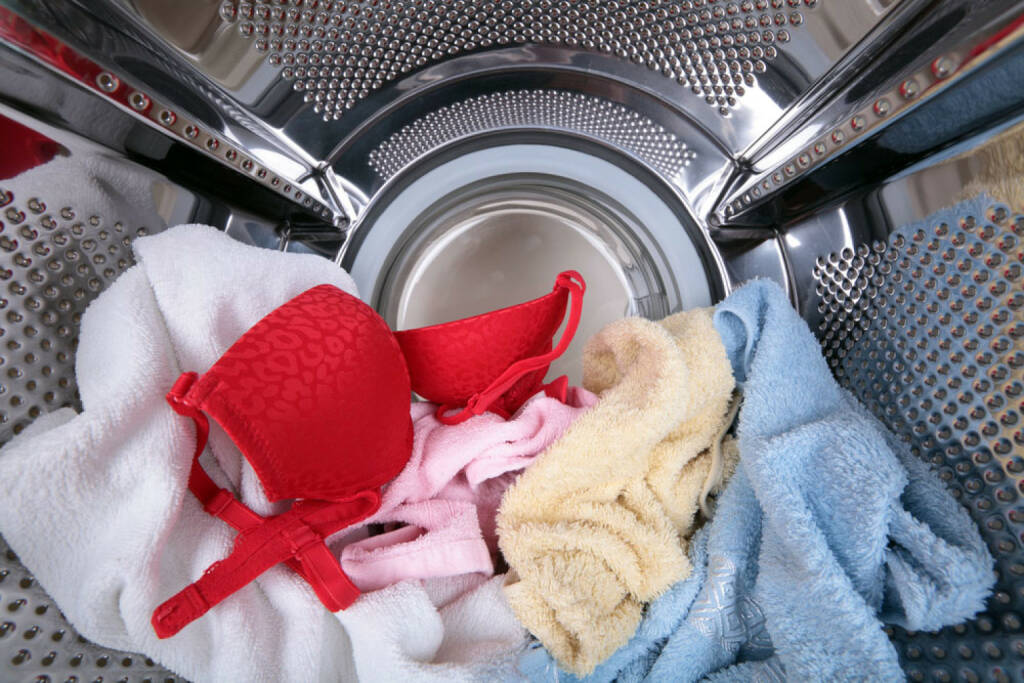 Waschtrommel, Wäsche, waschen, BH, Schmutzwäsche, http://www.shutterstock.com/de/pic-104976908/stock-photo-linen-was-inside-the-drum-washing-machines.html  (14.07.2014) 