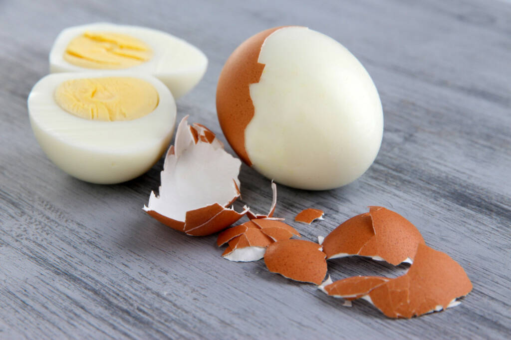 Eier, gekocht, hart, faul, http://www.shutterstock.com/de/pic-186065717/stock-photo-peeled-boiled-egg-on-wooden-background.html? , © www.shutterstock.com (14.07.2014) 