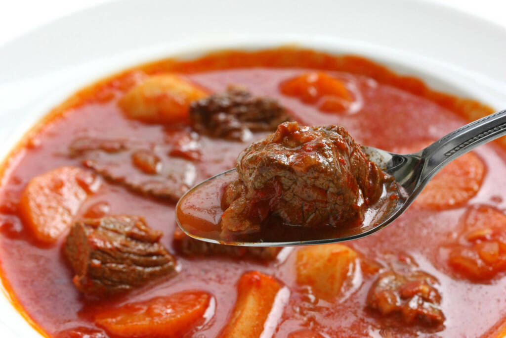 Gulasch, Gulaschsuppe, Suppe, Ungarn, scharf, rot, http://www.shutterstock.com/de/pic-78333106/stock-photo-goulash-soup-spoon-macro-shot-hungarian-cuisine.html , © www.shutterstock.com (14.07.2014) 