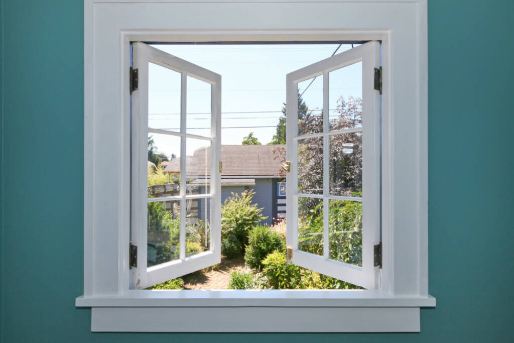 Fenster, offen, Ausblick, Einblick, http://www.shutterstock.com/de/pic-94532305/stock-photo-open-window-to-the-back-yard-with-blue-wall.html  (14.07.2014) 