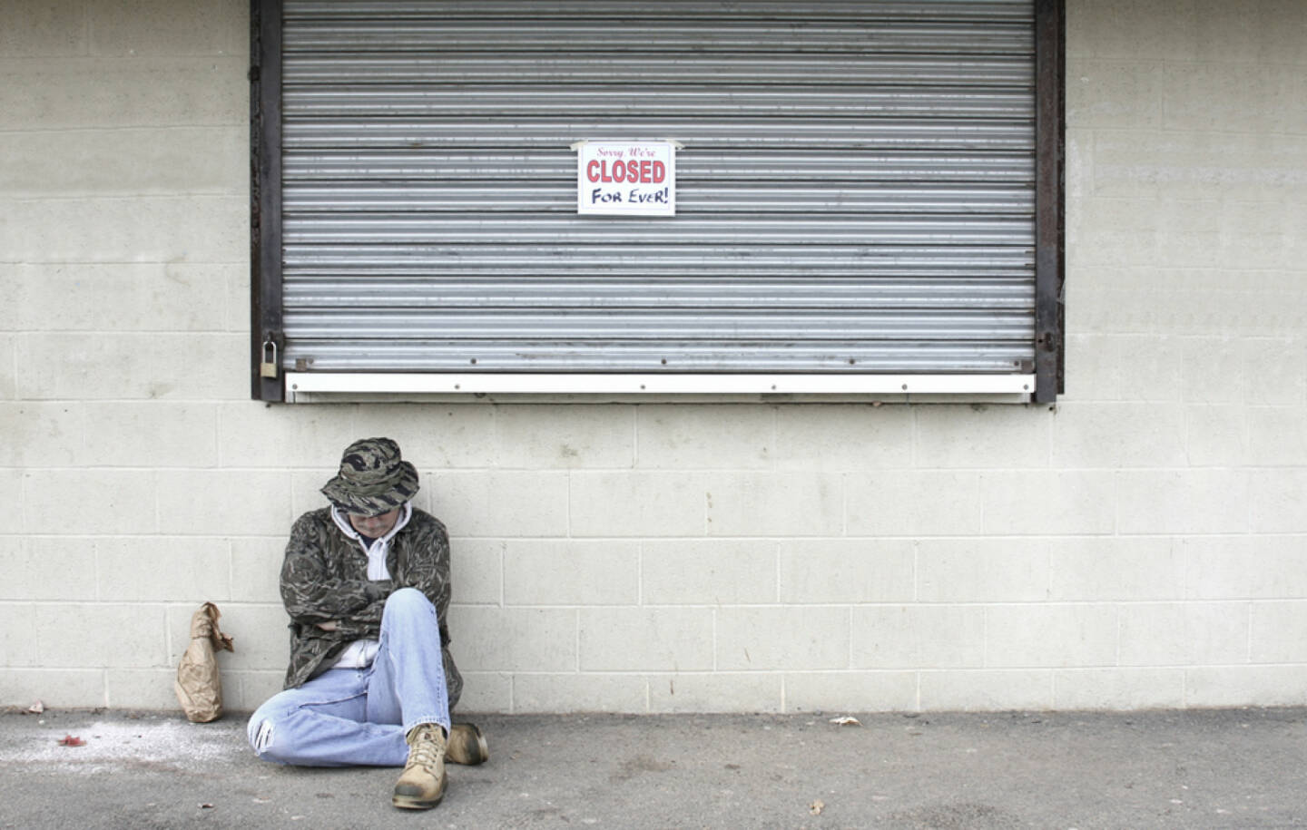 geschlossen, closed, Ende, zu, Armut, traurig, verloren, bankrott, pleite, http://www.shutterstock.com/de/pic-6817387/stock-photo-homeless-man-outside-of-a-closed-business-that-has-gone-bankrupt.html 
