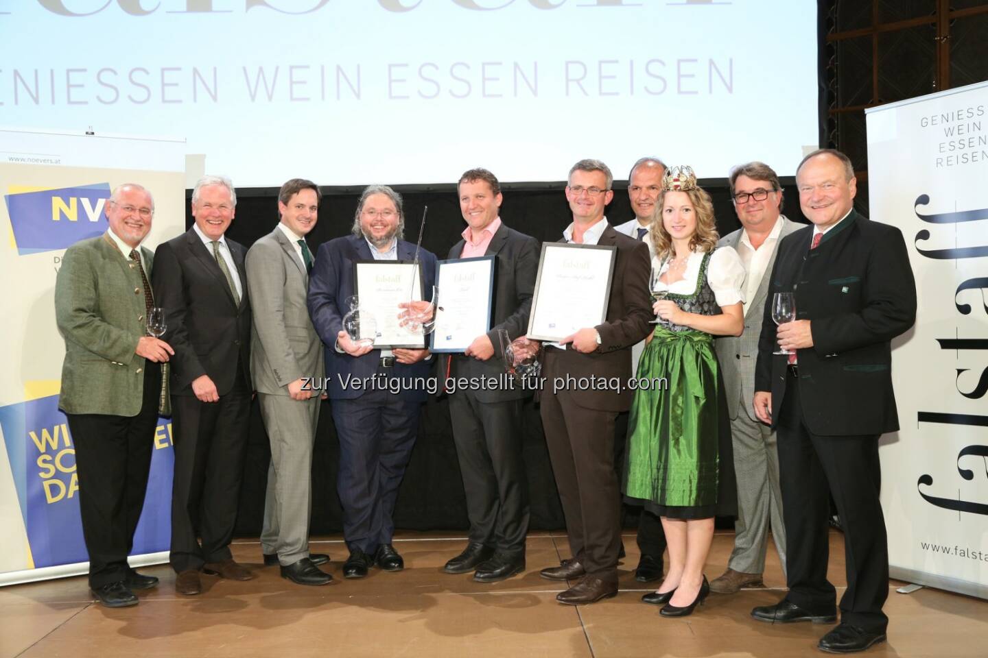 Falstaff Grüner Veltliner Gala 2014 & 20. Grüner Veltliner Grand Prix: Siegerfoto: Franz Backknecht (Präsident des NÖ Landesweinbauverbandes), Hubert Schultes (Generaldirektor Niederösterreichische Versicherung), Johannes Schmuckenschlager (Weinbaupräsident), Bernhard Ott (Falstaff Grüner Veltliner Grand Prix 2014 3. Platz), Franz Türk (Falstaff Grüner Veltliner Grand Prix 2014 1. Platz), Johannes Kölbl (Falstaff Grüner Veltliner Grand Prix 2014 2. Platz), Otto Auer (Vizepräsident der Niederösterreichischen Landwirtschaftskammer), Tanja Dworzak (Österreichische Weinkönigin), Peter Moser (CR Wein Falstaff), NR Ing. Hermann Schultes (Präsident der Niederösterreichischen Landes-Landwirtschaftskammer)