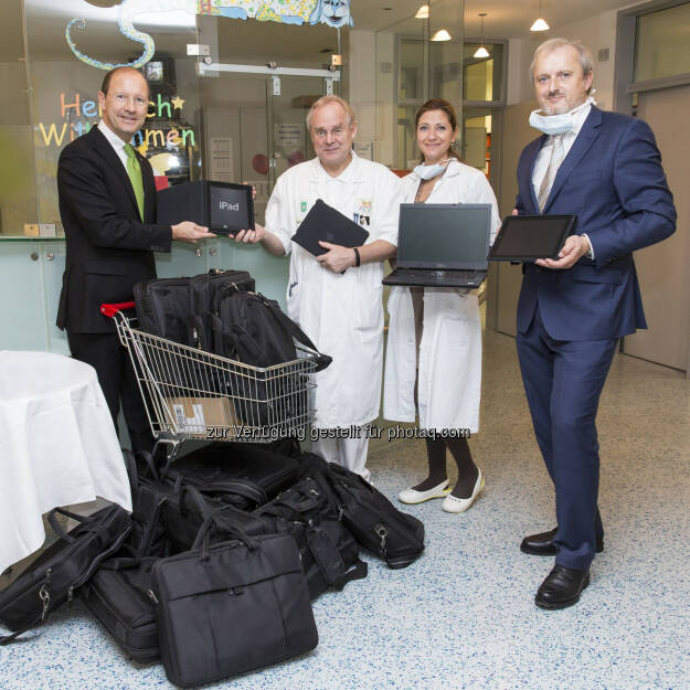 Energie Steiermark AG: 20 Notebooks als Draht nach außen für Kinder auf der Krebsstation: Urs Harnik (li.) und Wolfgang Galler (re.) von der Energie Steiermark übergeben die 20 Notebooks an Herwig Lackner und Andrea Mohapp von der Kinder-Krebsstation, © Aussender (15.07.2014) 