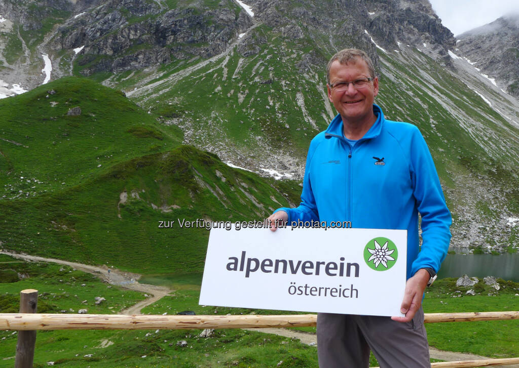 Neues Logo für den Alpenverein: Alpenvereinspräsident Andreas Ermacora stellte das neue Logo Mitte Juli auf der Franz-Fischer-Hütte vor., © Aussender (15.07.2014) 