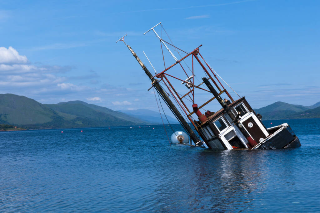 kentern, Schiff, Untergang, sinken, fallen, abwärts, Wasser, Meer, Absturz, http://www.shutterstock.com/de/pic-63312121/stock-photo-a-foundered-and-partially-submerged-fishing-vessel-or-samon-farm-support-vessel-in-loch-linnie-just.html, © (www.shutterstock.com) (15.07.2014) 