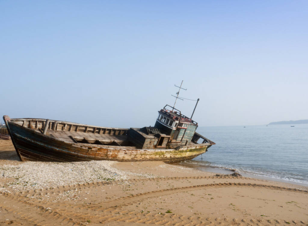 gestrandet, verlassen, Untergang, kaputt, aufgeben, Ende, ko, schlecht, fallend, abwärts, http://www.shutterstock.com/de/pic-91472807/stock-photo-rusty-ship-grounded-at-the-beach.html , © (www.shutterstock.com) (15.07.2014) 