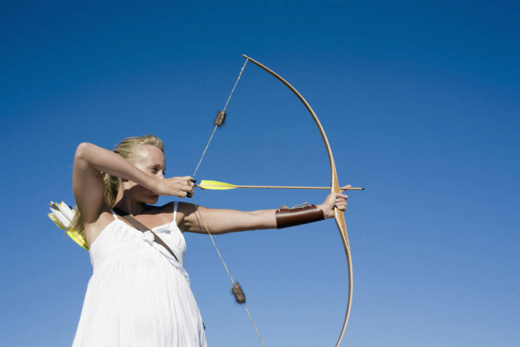 Bogen, Bogenschiessen, gespannt, angespannt, Spannung, straff, Pfeil, Schütze, Treffer, zielen, Amazone, http://www.shutterstock.com/de/pic-185971181/stock-photo-young-woman-arrow-shooting.html , © (www.shutterstock.com) (15.07.2014) 