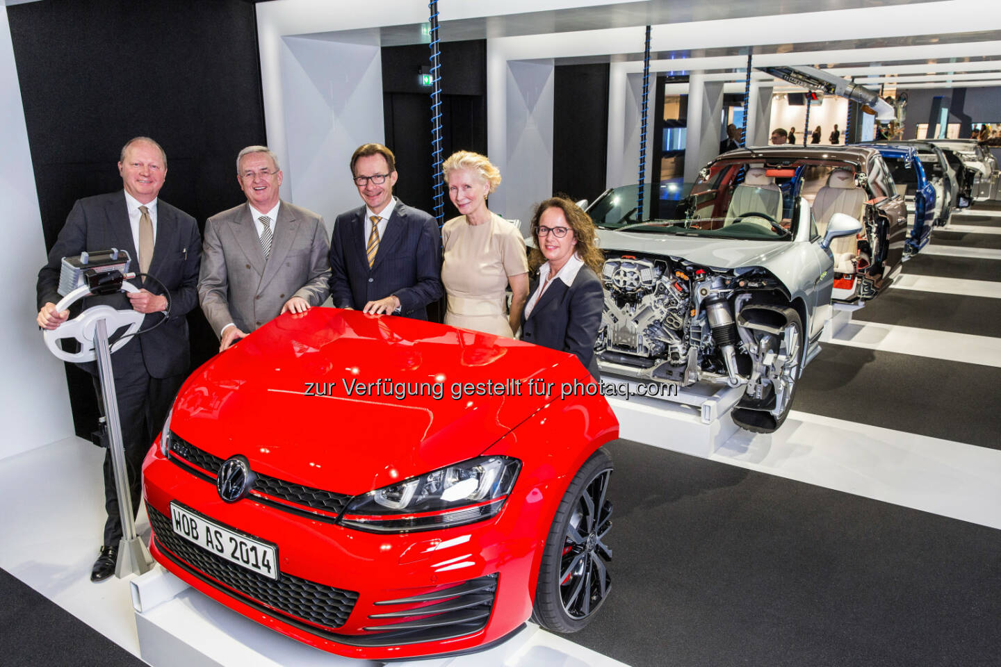 VW, Autostadt GmbH: Martin Winterkorn und Michael Macht besuchten gemeinsam mit Autostadt Geschäftsführer Otto F. Wachs und Kreativdirektorin Maria Schneider die neue Ausstellung Autowerk