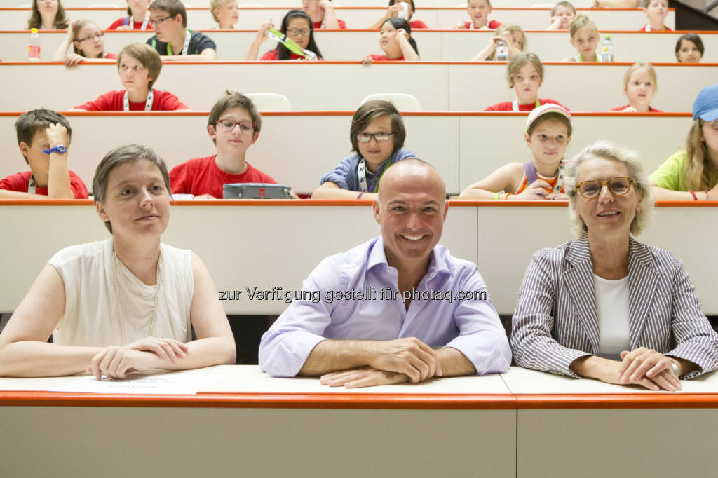 Sitzen: Medizinische Universität Wien: Sportminister Gerald Klug zu Besuch bei der Kinderuni Wien an der MedUni Wien: Bild: Karoline Iber (Geschäftsführerin des Kinderbüros der Universität Wien), Sport- und Verteidigungsminister Gerald Klug, Anita Holzinger (Professorin für Curriculare Entwicklung vom Department für Medizinische Aus- und Weiterbildung der MedUni Wien) (c) Kawka (17.07.2014) 