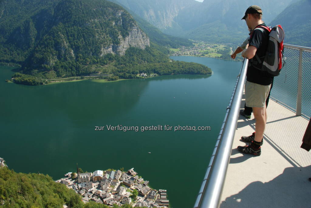 In den Salzwelten Hallstatt können Besucher die faszinierende Forschung und Wissenschaft rund um das älteste Salzbergwerk der Welt näher kennenlernen. Gemeinsam mit dem Naturhistorischen Museum Wien wurde ein Programm entwickelt., Aussicht, See, Berg  (Bild: T.Kraft/Salzwelten), © Aussender (18.07.2014) 