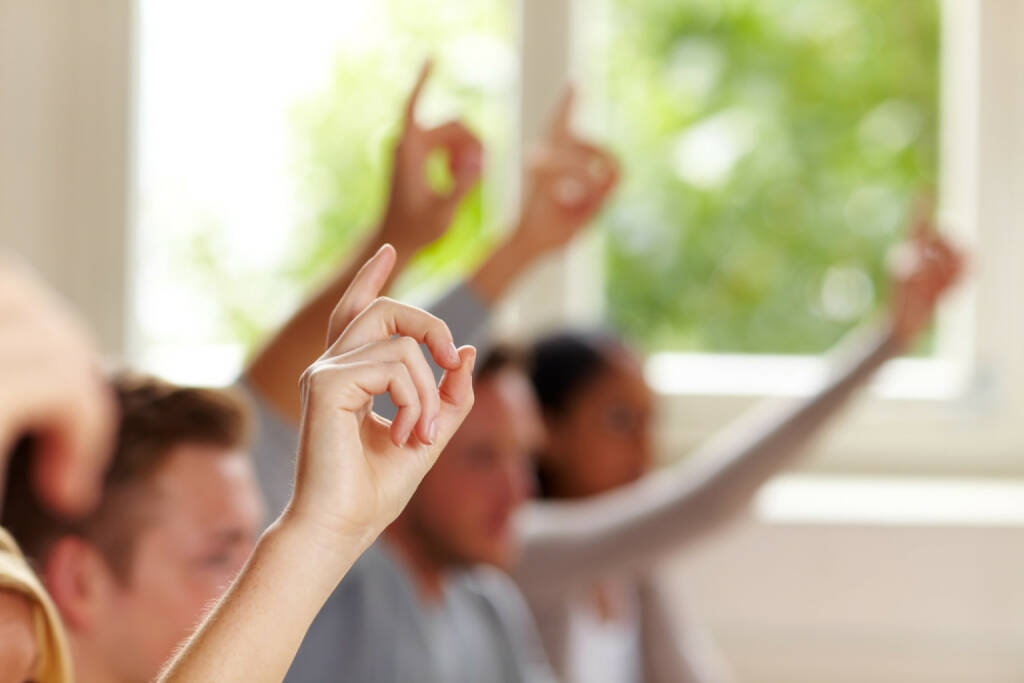 Bild zum Thema Frage http://www.shutterstock.com/de/pic-85447960/stock-photo-many-raised-fingers-in-class-at-university.html, © (www.shutterstock.com) (18.07.2014) 