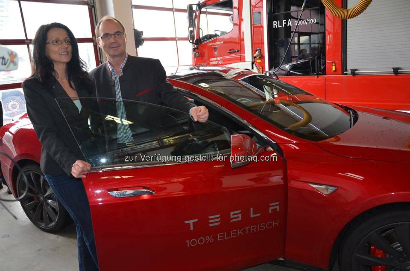 Tesla: Das Model S begleitete den Landeshauptmann-Stellvertreter, Franz Steindl, am Tag der erneuerbaren Energie quer durch das Burgenland: „Unser Ziel ist, die besonders umweltfreundliche und effiziente Elektromobilität im Burgenland zu forcieren.“  Source: http://facebook.com/teslamotors