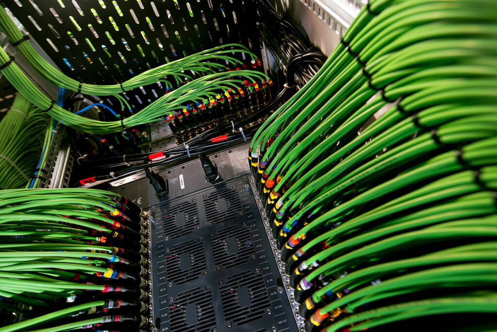 Server, Kabel, grün, Netwerrk, IT, Elektronik, http://www.shutterstock.com/de/pic-191104304/stock-photo-server-with-green-wires.html (20.07.2014) 