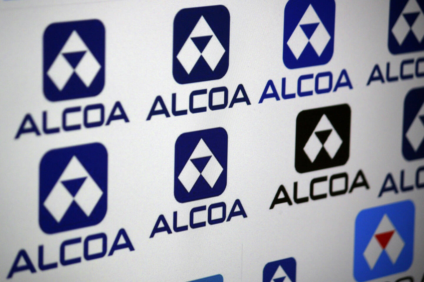 Alcoa, Logo, <a href=http://www.shutterstock.com/gallery-320989p1.html?cr=00&pl=edit-00>360b</a> / <a href=http://www.shutterstock.com/?cr=00&pl=edit-00>Shutterstock.com</a>