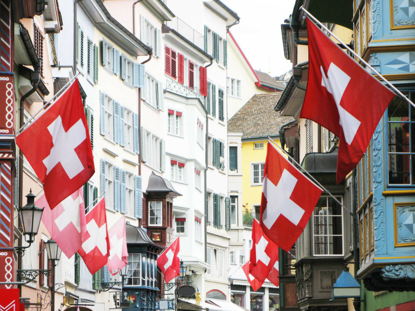 Zürich, Schweiz, Fahne, http://www.shutterstock.com/de/pic-55334821/stock-photo--old-street-in-zurich-decorated-with-flags-for-the-swiss-national-day-st-of-august.html 