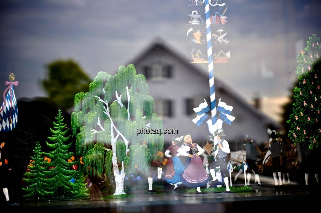 Bayern, Maibaum, Spiegelung, © photaq.com (22.07.2014) 