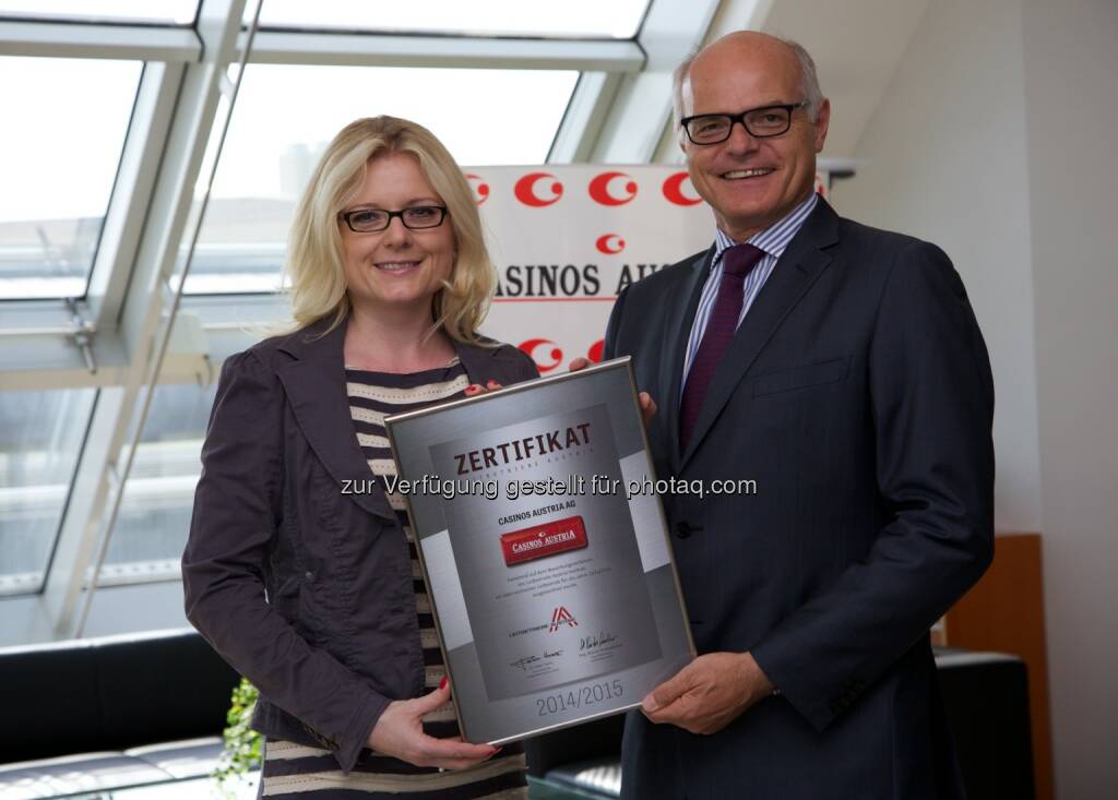 Zertifizierung Leitbetriebe Austria Geschäftsführerin Monica Rintersbacher überreicht Casinos Austria Generaldirektor Karl Stoss das Zertifikat (c) Aussendung, © Aussendung (22.07.2014)