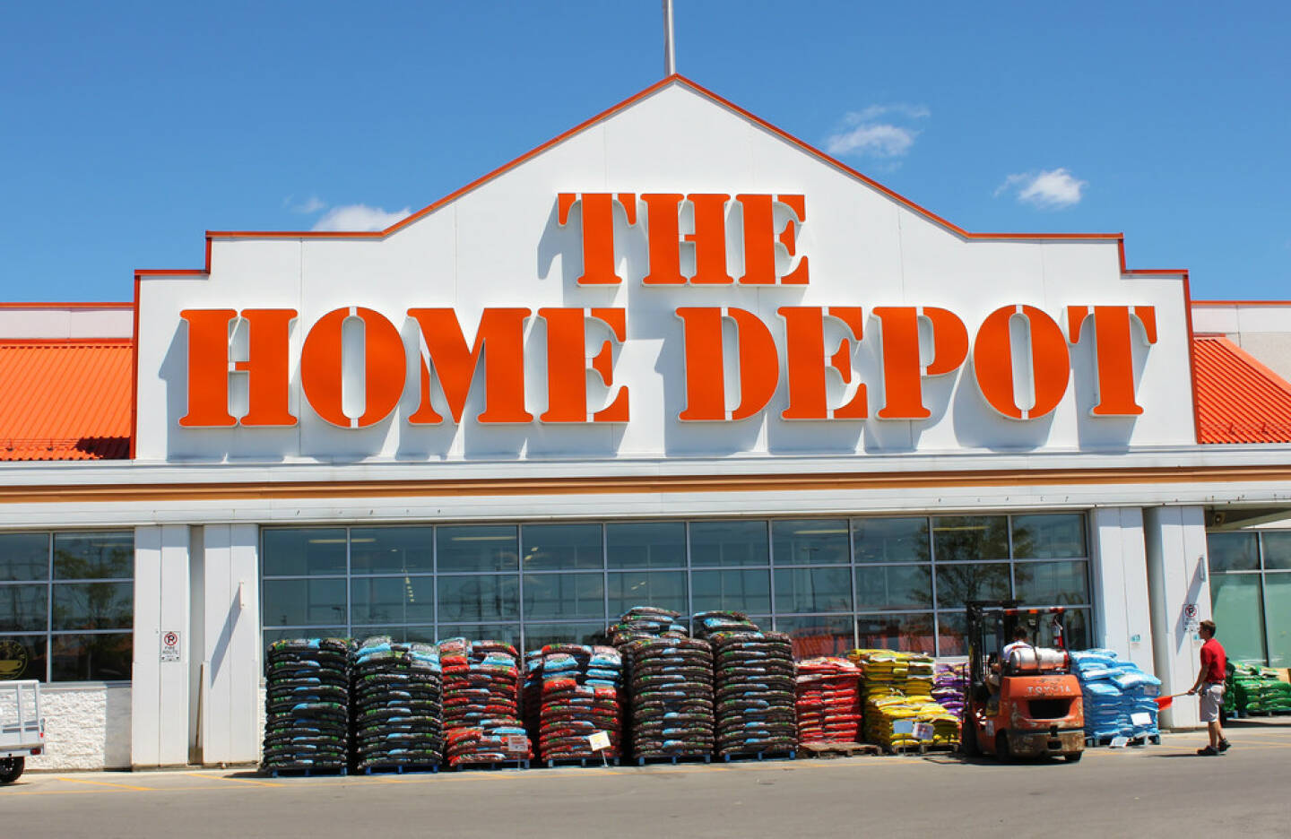 The Home Depot, <a href=http://www.shutterstock.com/gallery-1409053p1.html?cr=00&pl=edit-00>Niloo</a> / <a href=http://www.shutterstock.com/?cr=00&pl=edit-00>Shutterstock.com</a> , Niloo / Shutterstock.com