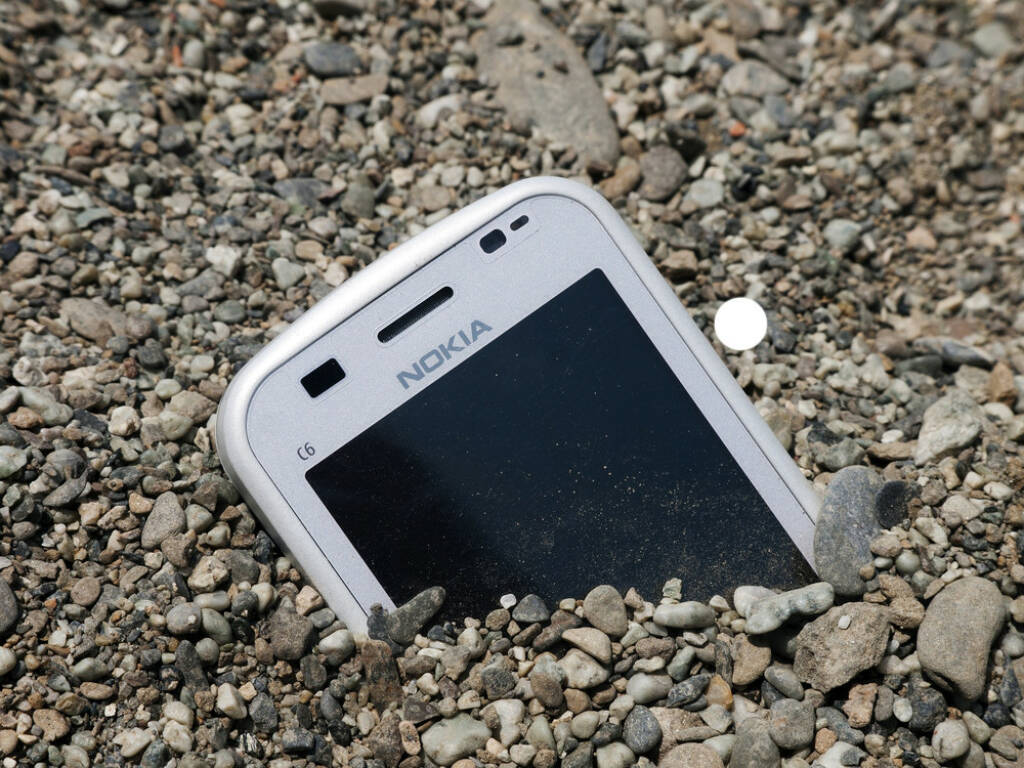 Nokia, Sand, Steine, <a href=http://www.shutterstock.com/gallery-507229p1.html?cr=00&pl=edit-00>Sarah2</a> / <a href=http://www.shutterstock.com/?cr=00&pl=edit-00>Shutterstock.com</a> , Sarah2 / Shutterstock.com, © www.shutterstock.com (24.07.2014) 