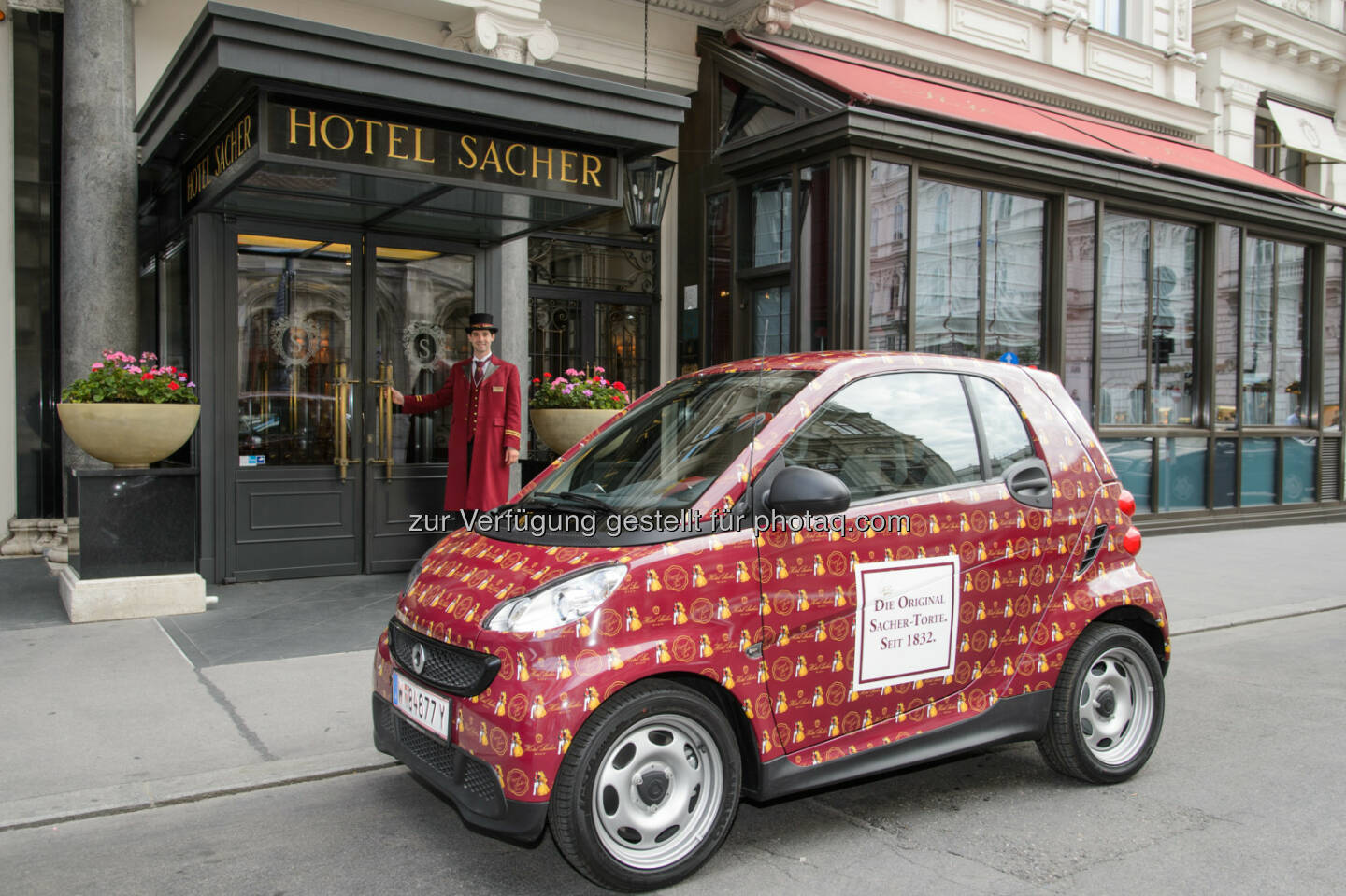 Seit wenigen Tagen rollt ein Smart durch Wien, verpackt wie eine Original Sacher-Torte und verziert mit den Unterschriften von zwei ganz Großen, den Formel 1-Stars Lewis Hamilton und Nico Rosberg. Auf ihrem Kurzbesuch in Wien war den beiden Rennfahrern der Smart vor dem Hotel Sacher aufgefallen und nach einer kurzen Probefahrt erklärten sie sich gerne bereit, die „Original Sacher-Torte auf vier Rädern“ mit ihren Unterschriften zu verzieren. (c) Hotel Sacher