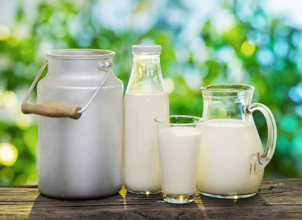 Milch, http://www.shutterstock.com/de/pic-167864297/stock-photo-milk-in-various-dishes-on-the-old-wooden-table-in-an-outdoor-setting.html (25.07.2014) 