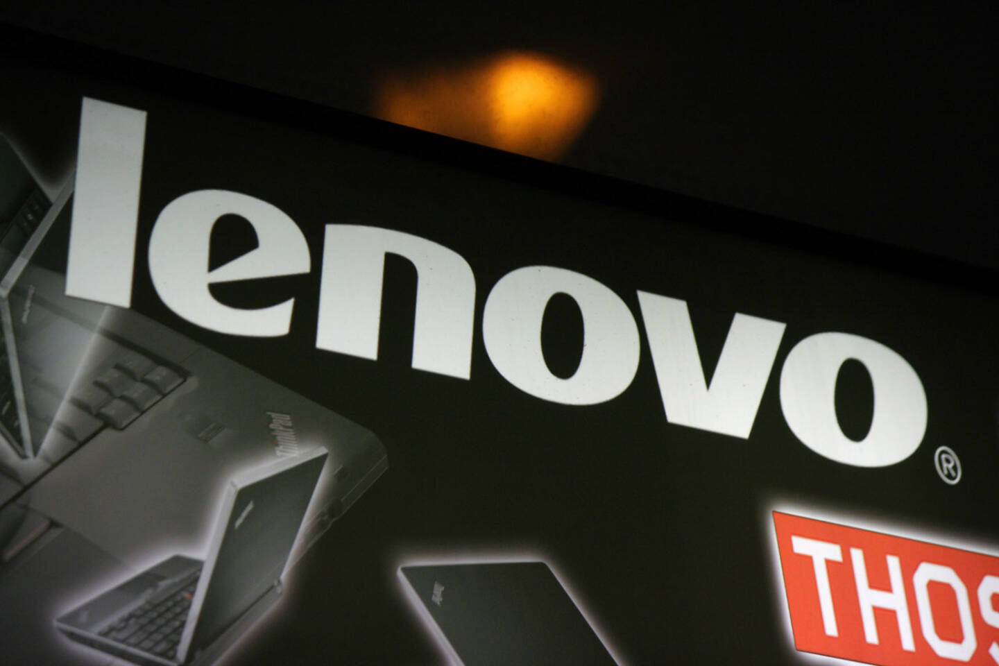 Lenovo, Logo <a href=http://www.shutterstock.com/gallery-320989p1.html?cr=00&pl=edit-00>360b</a> / <a href=http://www.shutterstock.com/?cr=00&pl=edit-00>Shutterstock.com</a>