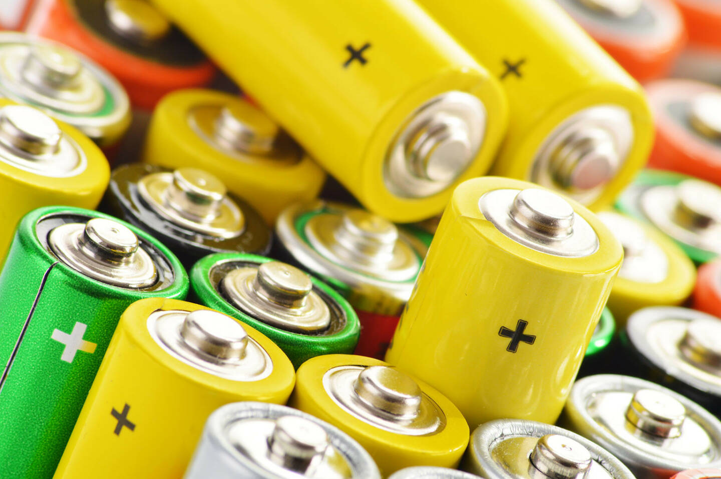 Batterien, Akkus, Plus, laden http://www.shutterstock.com/de/pic-145082083/stock-photo-composition-with-alkaline-batteries.html