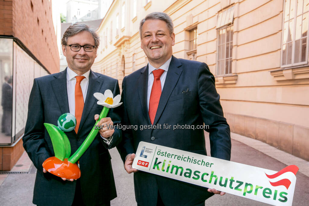 Ministerium für ein lebenswertes Österreich: Prominente Unterstützung für den Österreichischen Klimaschutzpreis - Innovative Ideen und Engagement im Klimaschutz sind gefragt. Mit dem Österreichischen Klimaschutzpreis holen wir Vorreiter im Umweltschutz vor den Vorhang. Im Bild v.l.n.r.: Alexander Wrabetz, Generaldirektor des ORF und Umweltminister Andrä Rupprechter , © Aussender (29.07.2014) 