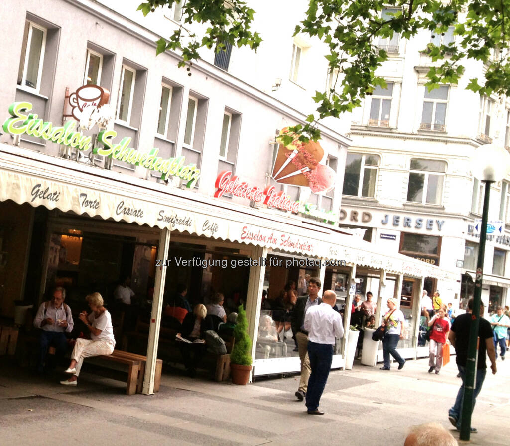 Eissalon Schwedenplatz, © diverse Handypics mit freundlicher Genehmigung von photaq.com-Freunden (30.07.2014) 