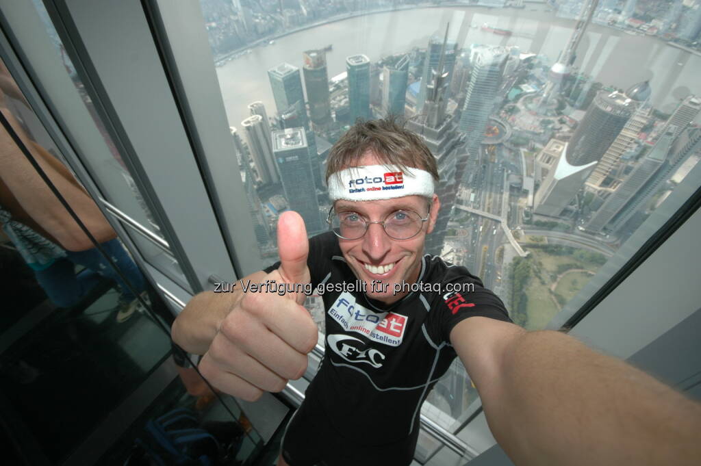 Rolf Majcen, Managing Director FTC, gewinnt den Treppenlauf auf das 492 m hohe Shanghai World Financial Centre. Es ist dies  der längste Wolkenkratzer-Treppenlauf der Welt. Bis dato habe ich 77 Treppenläufe in 44 unterschiedlichen Gebäuden wettkampfmäßig bezwungen, davon 15 Siege, so Finanzexperte Majcen zu finanzmarktfoto.at - http://www.rolf-majcen.com (14.01.2013) 