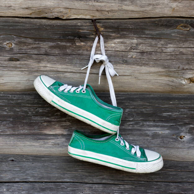 Schuhe, grün, Nagel, an den Nagel hängen, aufhängen, hängen, nageln, http://www.shutterstock.com/de/pic-197268227/stock-photo-pair-of-old-sneakers-hanging-on-the-wall.html  (31.07.2014) 