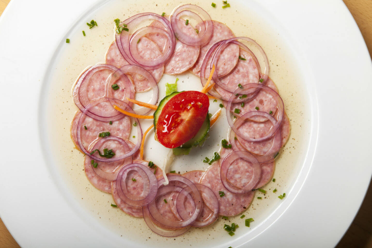 Essig, Wurst, sauer, saure Wurst, beissen, http://www.shutterstock.com/de/pic-175286615/stock-photo-bavarian-sausage-salad-on-wood.html 