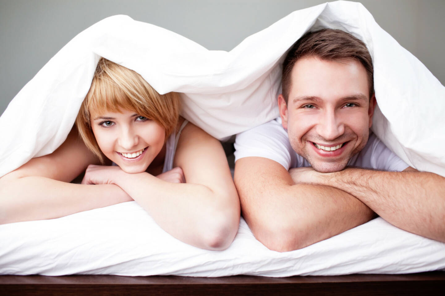 Decke, lachen, schlafen, unter einer Decke stecken, verstecken, http://www.shutterstock.com/de/pic-130173584/stock-photo-happy-couple-lying-in-bed-under-the-blanket.html 