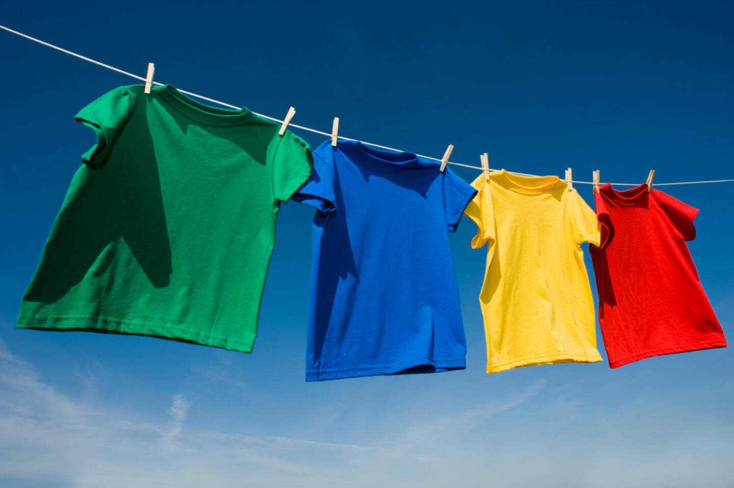 Wäsche, Wäscheleine, aufhängen, waschen, sauber, http://www.shutterstock.com/de/pic-37216123/stock-photo-a-group-of-primary-colored-t-shirts-on-a-clothesline-in-front-of-blue-sky.html 
