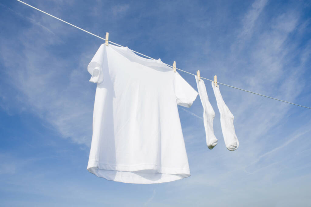 weiß, Wäsche, weiße Wäsche, sauber, waschen, hängen, rein, unschuldig, http://www.shutterstock.com/de/pic-19936420/stock-photo-a-white-blank-t-shirt-hanging-on-a-clothesline-in-front-of-a-blue-sky-background-with-copy-space.html , © (www.shutterstock.com) (31.07.2014) 