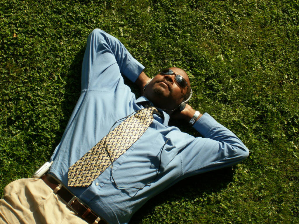 runplugged, Sonne, liegen, business, headphones, Kopfhörer, Wiese, hören, entspannen, relax, Pause, http://www.shutterstock.com/de/pic-413455/stock-photo-business-man-relaxing-on-the-grass-with-headphones-connected-to-an-mp-player.html get the Runplugged App http://bit.ly/1lbuMA9 , © www.shutterstock.com (01.08.2014) 