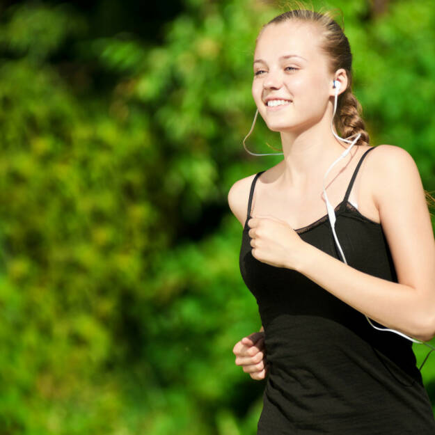 laufen, headphones, Kopfhörer, Musik, hören, Sport, Fitness, app, Laufapp, runplugged, http://www.shutterstock.com/de/pic-191423312/stock-photo-fitness-sporty-woman-runner-running-in-rural-nature-listening-to-music.html get the Runplugged App http://bit.ly/1lbuMA9 , © www.shutterstock.com (01.08.2014) 