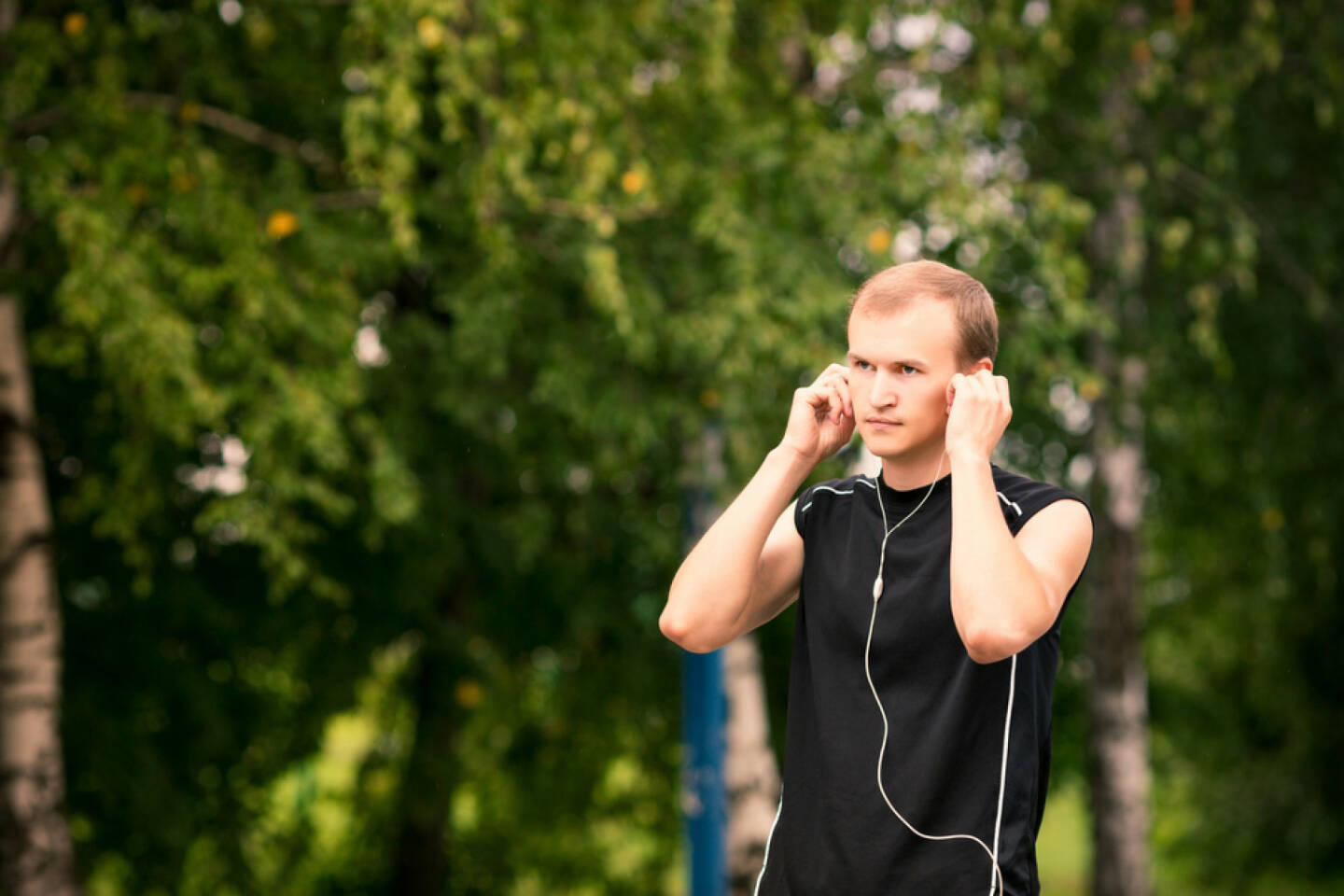 laufen, headphones, Kopfhörer, Musik, hören, Sport, Fitness, app, Laufapp, runplugged, http://www.shutterstock.com/de/pic-148791470/stock-photo-sportive-young-man-runner-jogging-at-great-speed-on-a-road.html get the Runplugged App http://bit.ly/1lbuMA9 