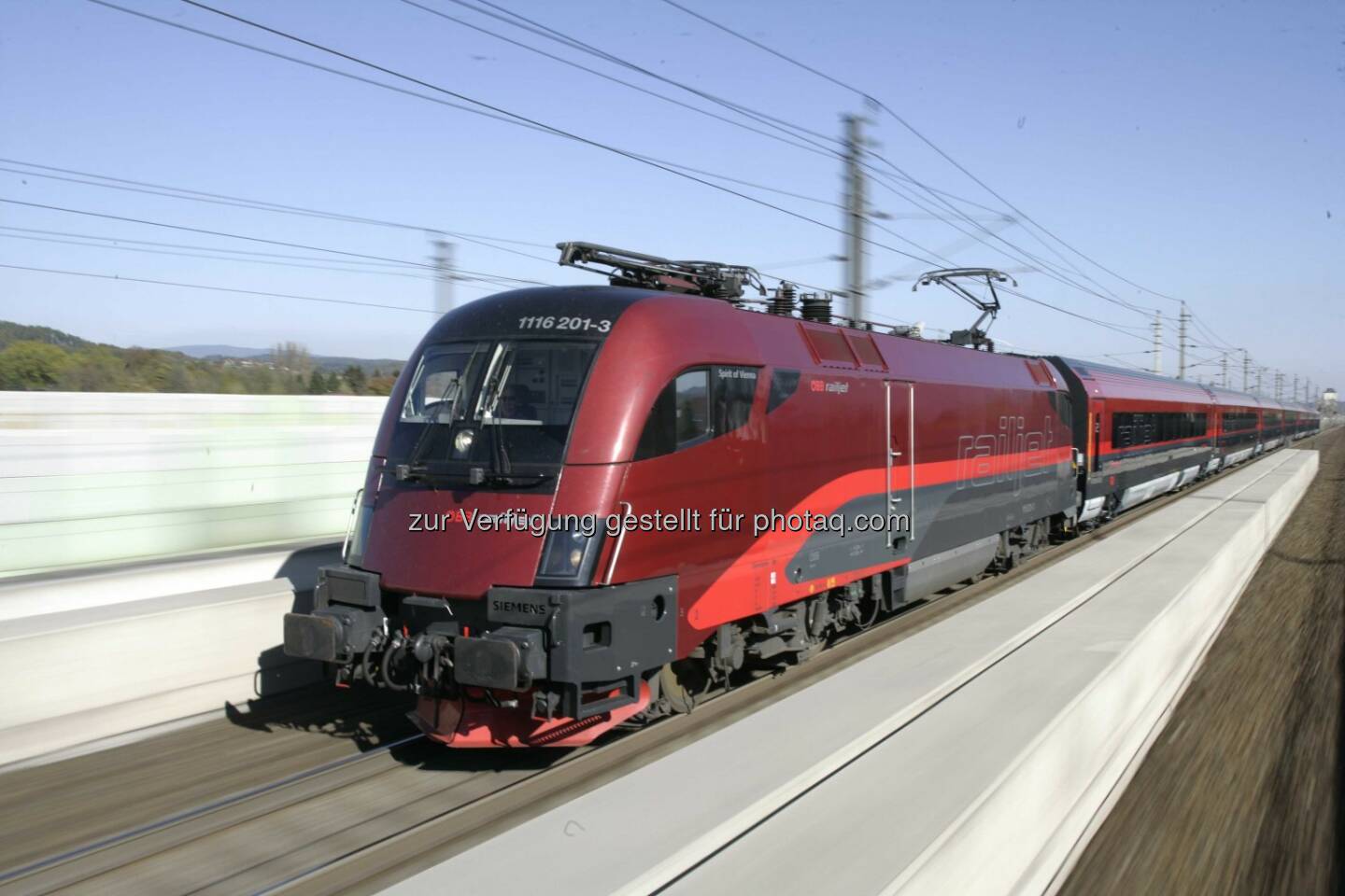 Die Österreichischen Bundesbahnen (ÖBB) bestellen weitere neun railjet-Züge bei Siemens. Die Auslieferung der siebenteiligen Garnituren soll bis Dezember 2016 erfolgen. Der Auftragswert beläuft sich auf rund 145 Mio. Euro. Die ÖBB verfügen bereits über 51 railjets, die in Deutschland, Österreich, der Schweiz und Ungarn verkehren. Die neuen Garnituren werden auf der Weststrecke eingesetzt. Zusätzlich werden sie für den Verkehr nach Italien ausgerüstet und sollen unter anderem bis nach Venedig eingesetzt werden.