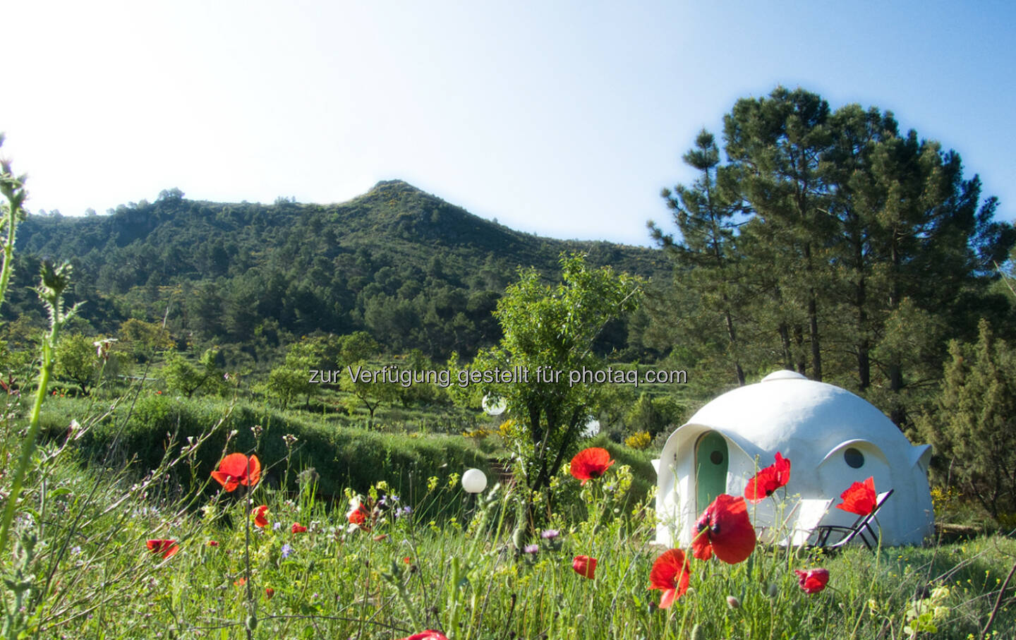 Glamping: (für glamourous Camping) ist noch kein Mainstream, seit ein paar Jahren jedoch einer der stärksten Trends im Tourismus. Die Liste der Top 10 Glamping-Unterkünfte 2014 enthält besonders ökologische, naturnahe, komfortable und optisch ansprechende Objekte in verschiedenen Ländern. Man findet die Liste samt außergewöhnlichen Bildern in Druckqualität auf http://glamping.info/glamping-news



