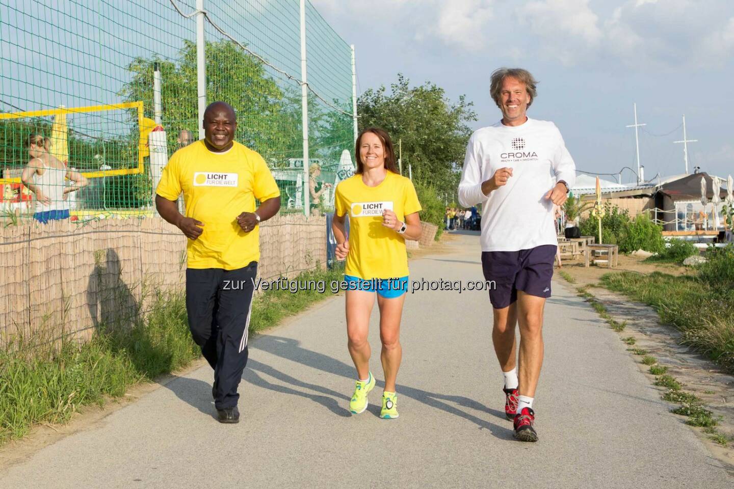 erste bank vienna night run: Oliver Stamm und Biko Botowamungo trainierten mit Lauftrainerin Beate Spangl-Rausch für den erste bank vienna night run auf der Wiener Donauinsel. (C) Licht für die Welt/Thomas Meyer
